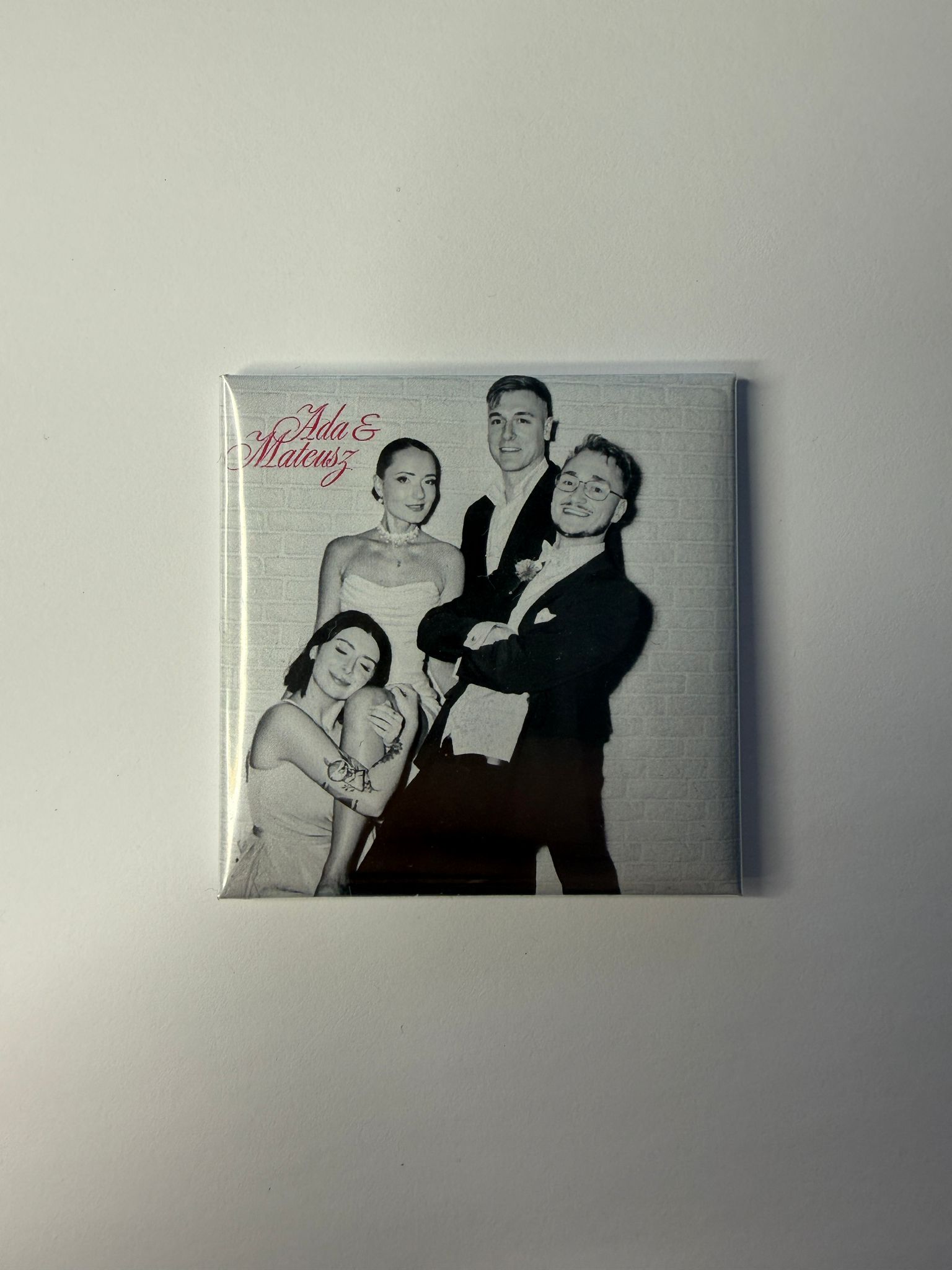 Magnesy na żywo na wesele – co zamiast fotobudki